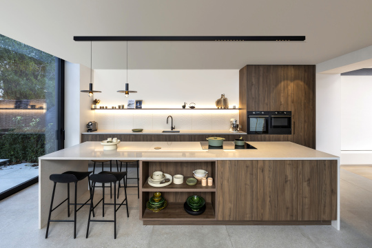 Landelijke moderne keuken Schreurs houten keukenfronten wit werkblad keukeneiland inbouwtoestellen keukenleggers verlicht