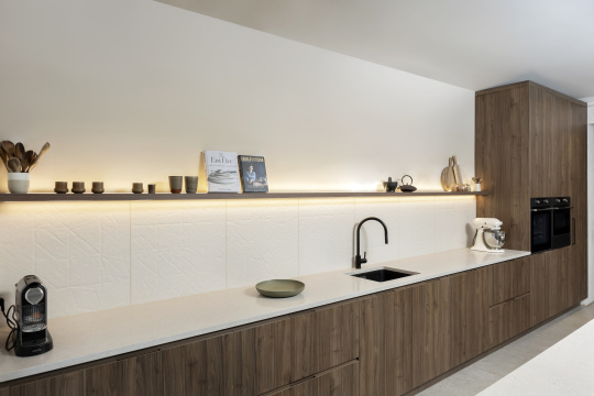 Landelijke moderne keuken Schreurs houtenkeukenfronten wit werkblad verlichte keukenlegger spoelbak