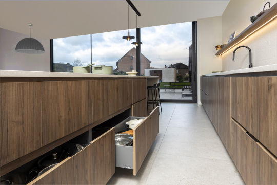 Landelijke modrne keuken Schreurs houten keukenfronten wit werkblad keukenlades