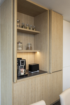 Moderne keuken van Keukens Schreurs in houtlook, maatkast koffiehoek