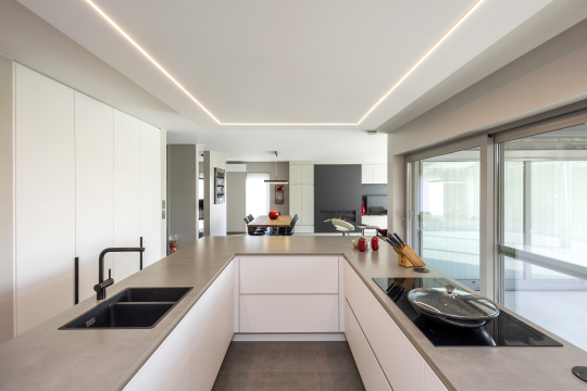 Moderne witte keuken, Keukens Schreurs, grijs werkblad, keukeneiland u-vorm, kookplaat en dubbele spoelbak
