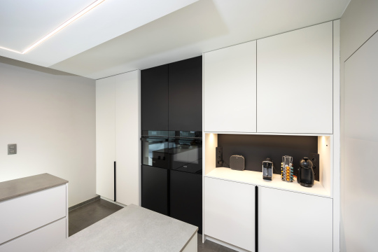 Moderne witte keuken, Keukens Schreurs, zwart en wit, Siemens oven