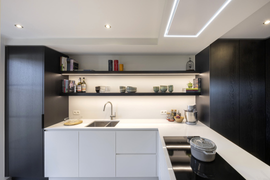 Moderne keuken zwart wit, Keukens Schreurs, keukenhoek, keukenleggers, keukentoestellen, keukendecor