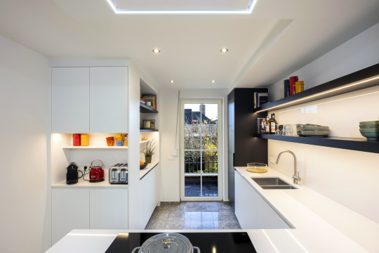 Moderne witte keuken, Keukens Schreurs, keukenhoek, kookplaat, Novy dampkap, keukenleggers verlicht