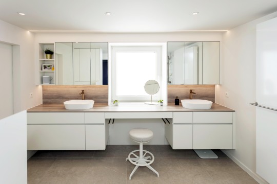 Moderne witte badkamer Schreurs met spiegel vanity dubbels spoelbak badkamermeubel