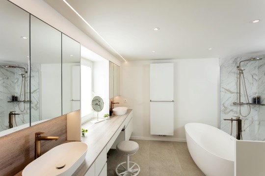 Moderne witte badkamer Schreurs, losstaande badkuip, vanity spiegel dubbele spoelbak badkamermeubel