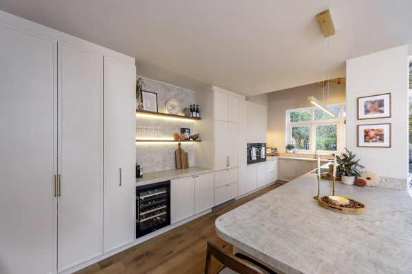 Landelijke keuken in zandkleurig poederlak, notelaar fineer en Marazzi werkblad Taj Mahal.