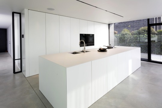 Witte moderne keuken
