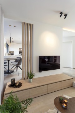 Keukens Schreurs interieur woonkamer scheidingswand verticaal hout tv-meubel