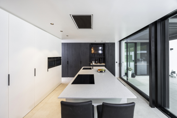 Moderne keuken in zwart wit met eiland en werkblad in Articom Carrara Venato.