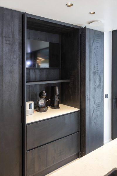 Houten nis op maat met plank, lades en inschuifdeuren. Perfect voor een koffiehoek.