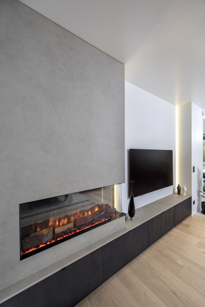 Maatwerk TV-meubel met haard in donkere houtkleur, tablet in betonlook en indirecte verlichting.