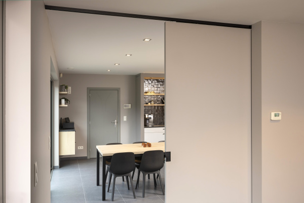 Maatwerk schuifdeur die keuken en living kan afscheiden indien gewenst.