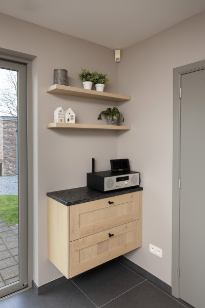 Hangend kastje met lades en kaderfronten in eikkleur en zwevende leggers. Werkblad in graniet kleur Steel Grey.