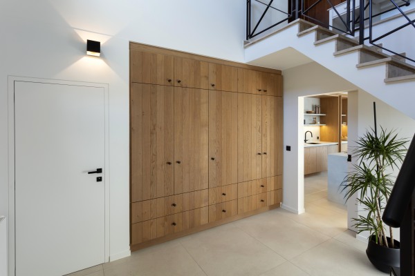 Massief houten opbergkasten op maat in de hal, bieden royale opslagruimte met een elegant en tijdloos ontwerp.